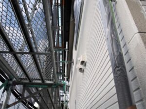 高所の足場と塗装前の外壁
