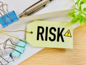 デスクに置かれた「RISK」のタグ