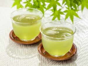 氷が入った冷たい緑茶