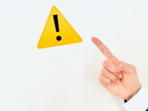 指先が示す黄色い警告マーク