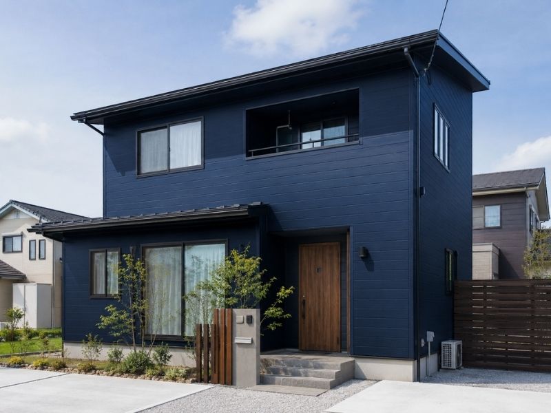 ネイビーの外壁塗装で洗練された住まいに！おしゃれに仕上げる色選びのポイント