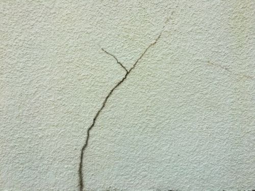 岸和田市の外壁補修・塗装｜外壁のひび割れを見つけたら？塗装・補修が必要か判断するポイント